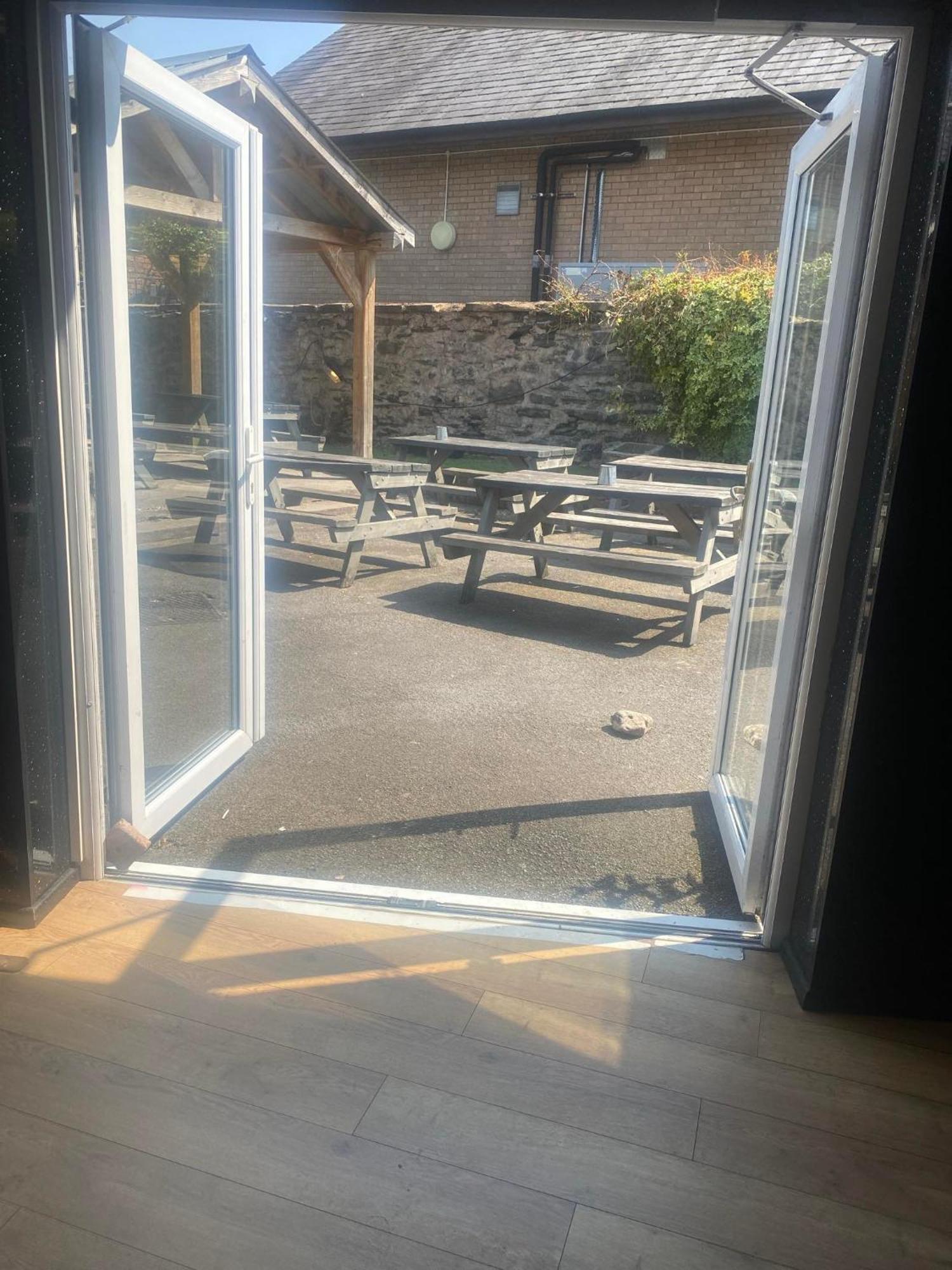 Prince Of Wales Pub And Accommodation Llangollen Exterior photo