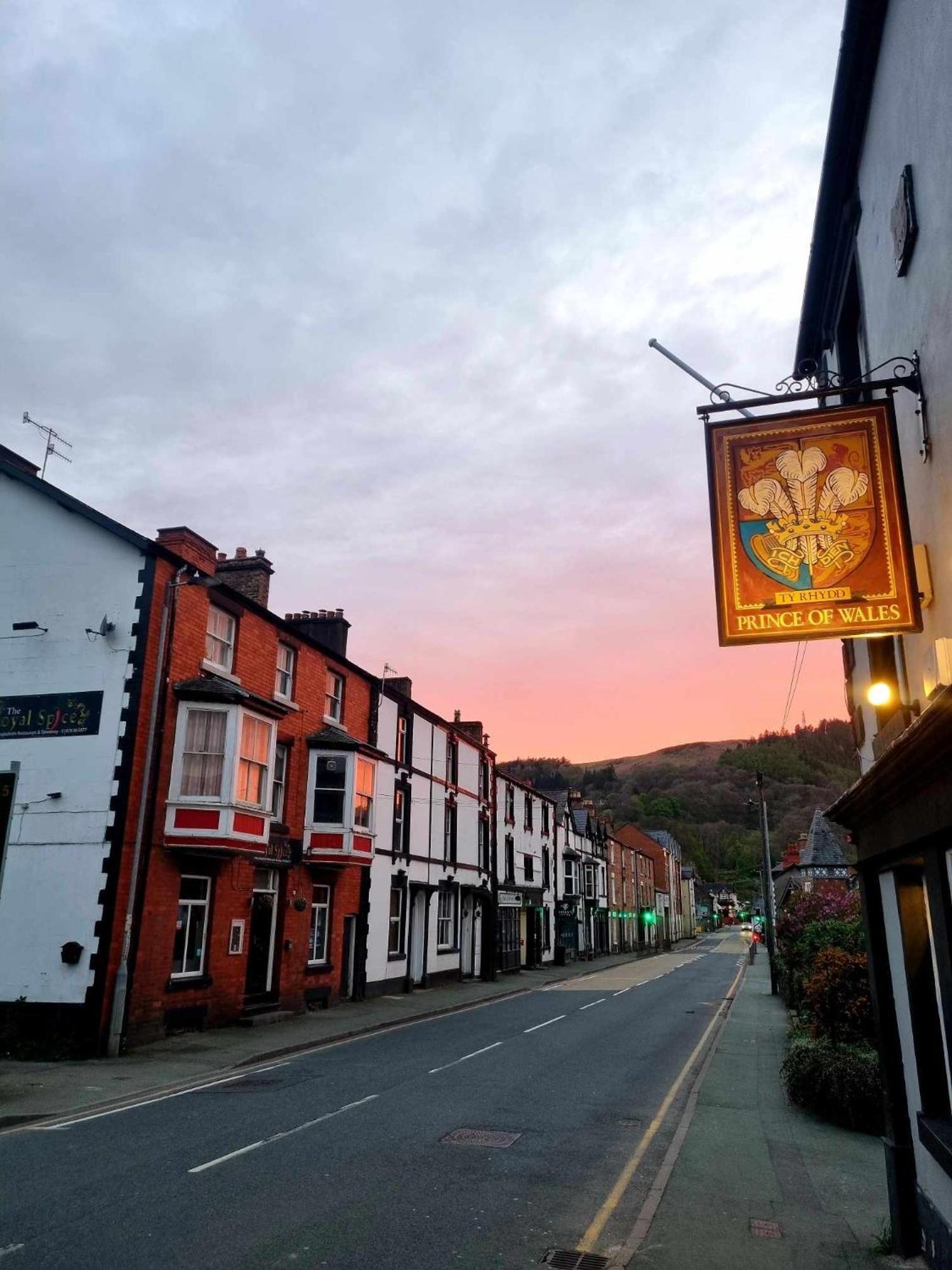 Prince Of Wales Pub And Accommodation Llangollen Exterior photo